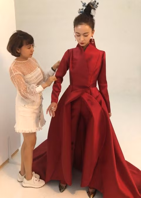 Vì Ngô Cẩn Ngôn quá gầy nên khi người đẹp diện các items dáng rộng thì tổng thể trở nên bùng nhùng, nhăn nhúm.