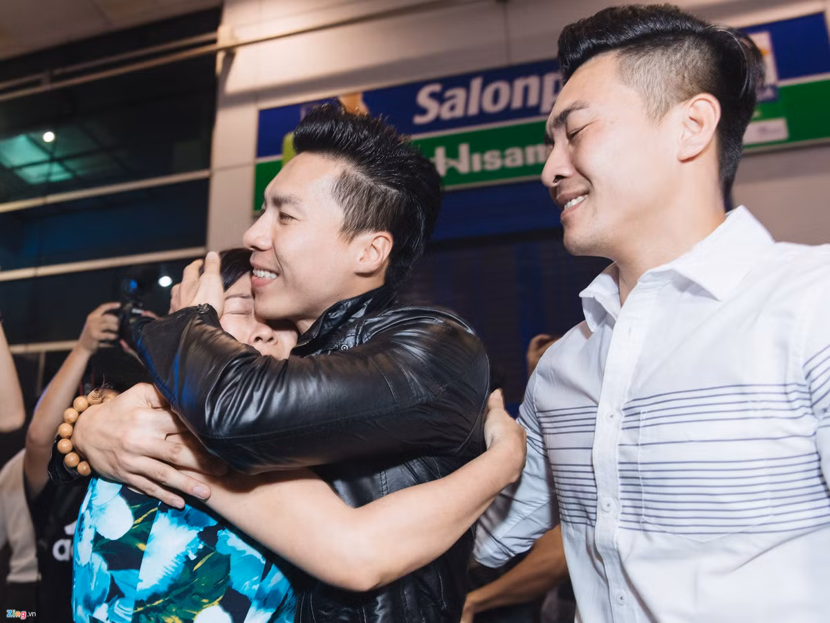 Gặp lại ba mẹ, hai anh em xúc động nghẹn ngào. Quốc Nghiệp liên tục ôm cha mẹ và khóc. Trả lời báo chí tại sân bay, Quốc Cơ hạnh phúc cho rằng tiết mục trong đêm chung kết là kỷ niệm đáng nhớ trong cuộc đời làm nghề của hai anh em. "Thực hiện tiết mục khó nghĩa là chúng tôi phải đối diện với hai thái cực: một là vinh quang, hai là có thể mất tất cả. May mắn mọi chuyện đã diễn ra an toàn. Cảm ơn mọi người đã ủng hộ, yêu thương anh em tôi", Quốc Cơ nói.