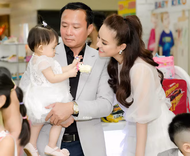 Chong Vy Oanh hiem hoi xuat hien ben vo, khoe hai con giong het bo