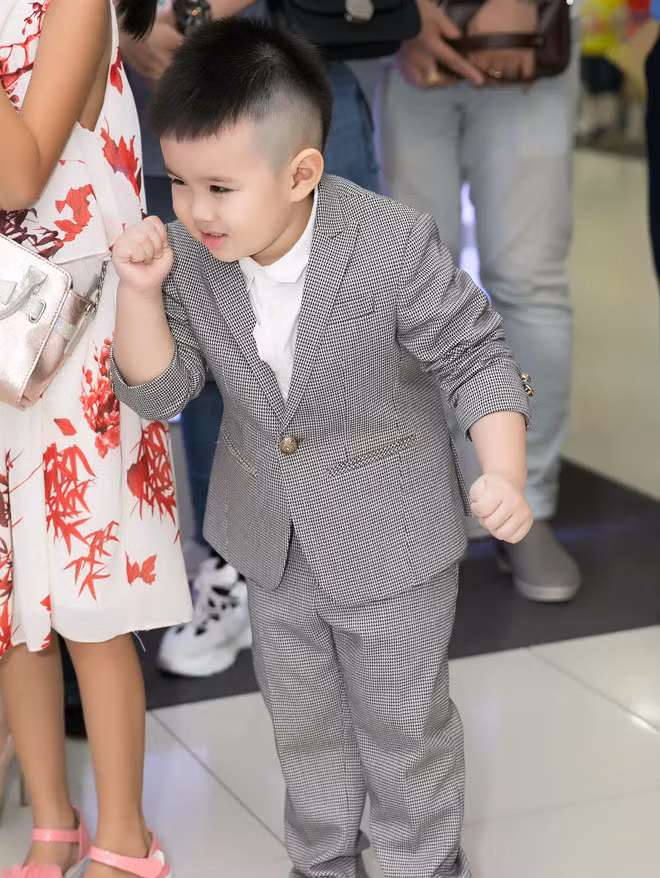 Là anh lớn trong nhà, bé Voi tỏ ra hiếu động và nghịch ngợm. Cậu nhóc được mẹ cho diện trang phục vest ca rô lịch lãm.