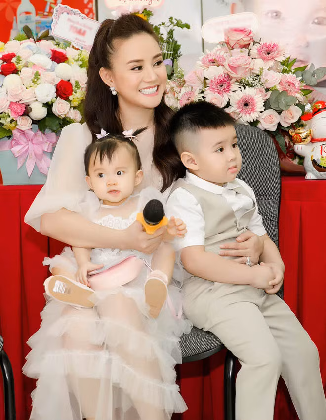 Vy Oanh tâm sự, do sinh hai con liền nhau nên thời gian qua cô khá bận rộn với công việc gia đình.