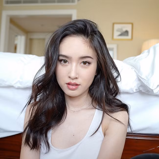 Vài năm gần đây, Nong Poy tích cực hoạt động nghệ thuật ở quê nhà. Cô tham gia khá nhiều phim truyền hình và điện ảnh.