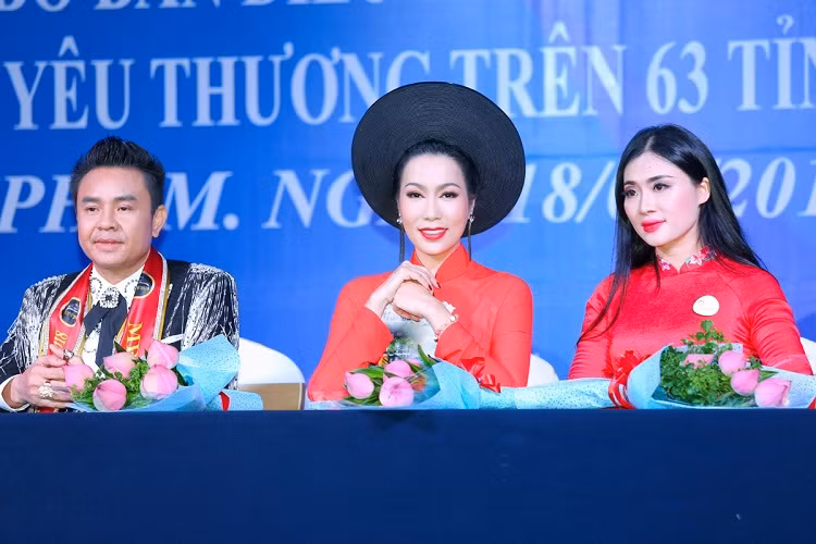 Chị tham gia phim truyền hình, phim điện ảnh, sân khấu, kinh doanh, làm giám khảo… Ở lĩnh vực nào, Trịnh Kim Chi cũng có được ấn tượng riêng. Chị được phong tặng danh hiệu NSƯT năm 2015.