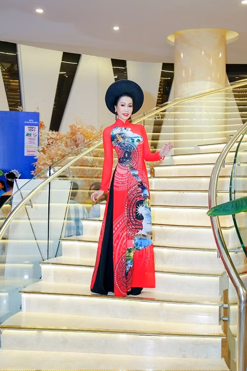 Trịnh Kim Chi chọn cho mình tà áo dài duyên dáng khi góp mặt tại sự kiện.