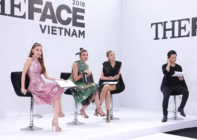 Bộ ba huấn luyện viên The Face trên ghế nóng.