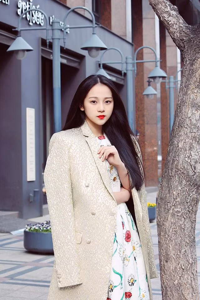 Trước khi bước chân vào nghề diễn, Tam Triều Dâng từng là một hot girl đình đám của giới trẻ với gương mặt thanh tú, xinh đẹp và những đường nét hài hoà.