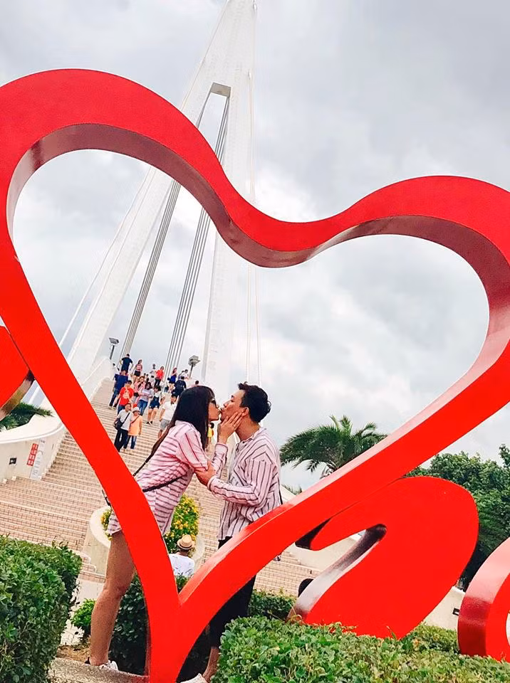 Ngày 22/6 là sinh nhật của Hari Won nên cô và chồng đã có khoảng thời gian đón tuổi mới bên nhau cực hạnh phúc. Cách đây vài giờ, Trấn Thành hào hứng khoe ảnh hôn Hari Won đắm đuối giữa nơi đông người và không quên gửi lời chúc sinh nhật ngọt ngào đến vợ.
