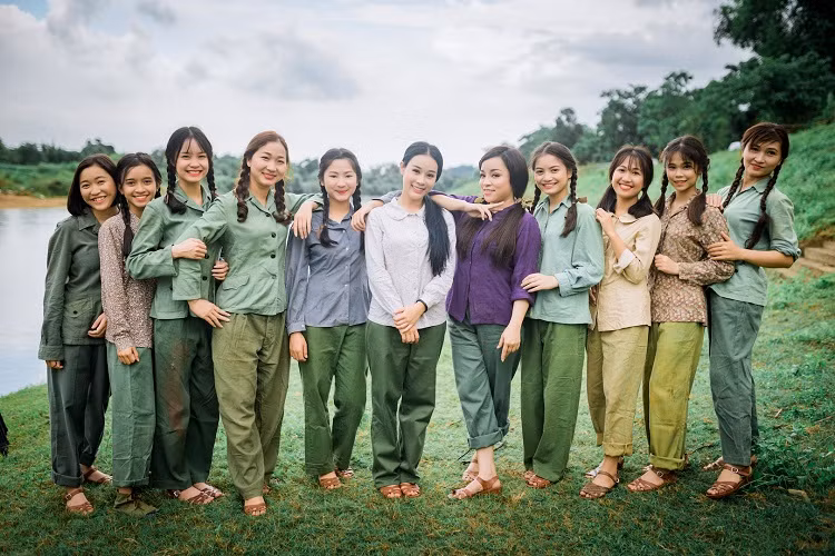 Nghệ sĩ Tố Nga và các cô gái hóa thân nữ thanh niên xung phong trong MV. Ảnh: Long Trần