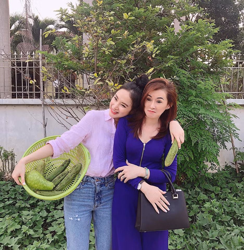 Phía nữ diễn viên phim "Mùi ngò gai" từng tự hào chia sẻ: "Hai mẹ con đi chơi mà người ta tưởng hai chị em không thôi vì trong lòng Trinh mẹ quá trẻ và đẹp".