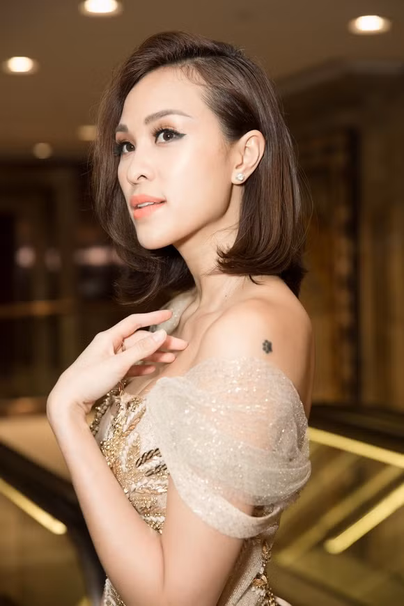 Bộ cánh có màu sắc trang nhã, kiểu dáng như công chúa giúp cựu người mẫu dịu dàng hơn so với hình ảnh bốc lửa quen thuộc.