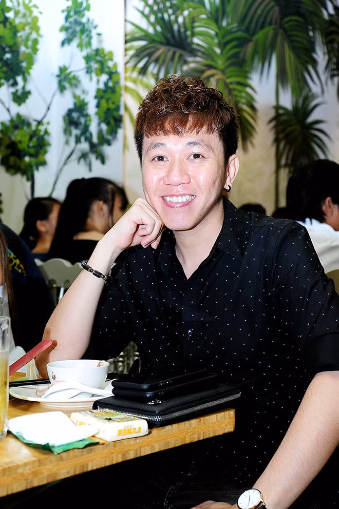 Diễn viên hài Anh Đức đến chung vui cùng đồng nghiệp.