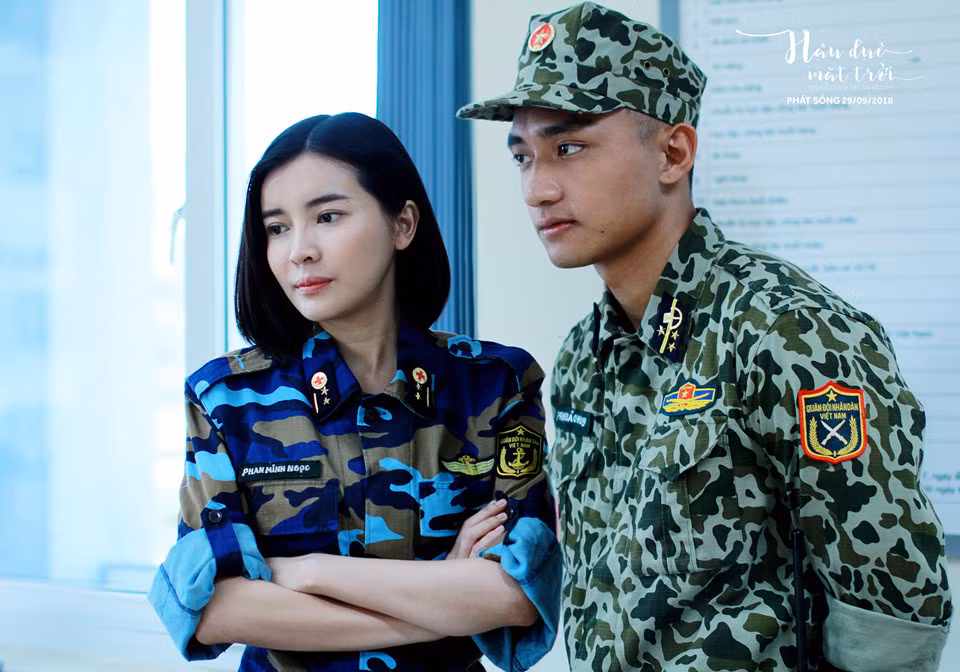 Để đảm bảo tính hấp dẫn trong các nhiệm vụ, trong hai tập đầu, Duy Kiên và Bảo Huy là các Cảnh sát biển. Sau đó từ tập 3 nhóm được điều chuyển sang Lữ Đoàn Đặc Công Hải Quân với nhiều nhiệm vụ khó khăn trong nước và quốc tế. Chính vì vậy, các nhân vật chính mặc quân phục của Cảnh sát biển trong bộ ảnh trước đó đã được thay đổi sang quân phục của lính Đặc Công Hải Quân trong bộ ảnh lần này.