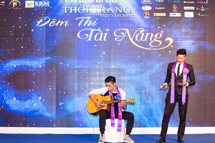 Nhiều thí sinh Người mẫu thời trang khiến khán giả bất ngờ khi khoe khả năng múa, nhảy, đàn, thuyết trình và đặc biệt là làm ảo thuật.