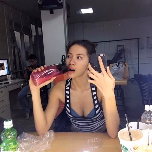 Trang điểm khi tập gym là hoàn toàn sai lầm! Khi tập gym, đổ mồ hôi có thể giúp loại bỏ bã nhờn dư thừa khỏi lỗ chân lông bị tắc, các lỗ chân lông của chúng ta mở ra và thông qua đường thoát của mồ hôi có thể đào thải các chất độc. Chính vì vậy nếu giữ lớp trang điểm quá dày trên mặt sẽ vô tình gây cản trở cho quá trình này diễn ra, khiến chất độc bị ngăn lại và có thể làm xuất hiện mụn.