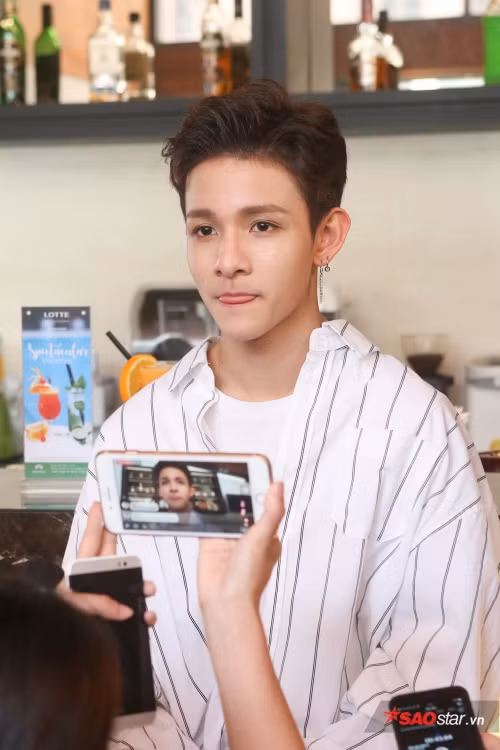 Khuya muộn 1/4, “hoàng tử lai” Kim Samuel đã có mặt tại TP HCM để chuẩn bị ghi hình cho một chương trình thực tế. Dù đáp chuyến bay trễ nhưng đông đảo người hâm mộ vẫn phủ kín sân bay Tân Sơn Nhất, kiên nhẫn đón chào thần tượng quay trở lại Việt Nam lần thứ 2.