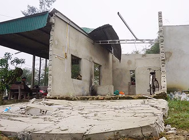 Nhiều phần tường ngôi nhà bị phá sập.