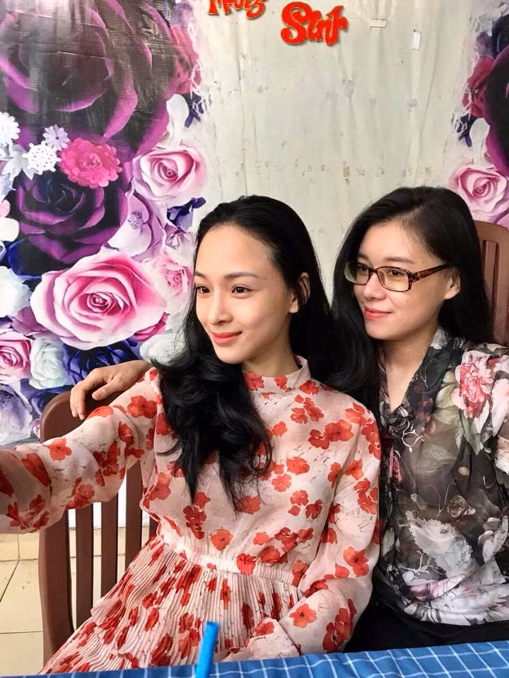 Hiện tại cô đã lấy lại được diện mạo như xưa, làn da trắng, thần sắc tươi tắn.