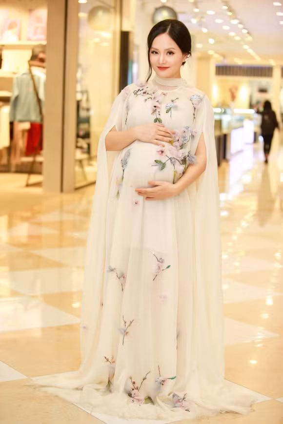 Trái ngược với vẻ mệt mỏi của những “mẹ bầu” khác, diễn viên Lan Phương thướt tha xinh đẹp và giữ được vẻ rạng rỡ dù đang ở tháng thứ 6 của thai kỳ.