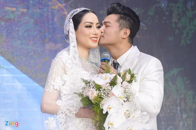 Lâm Vũ hôn vợ trong lễ cưới vào ngày 17/5. Ảnh: Bá Ngọc.