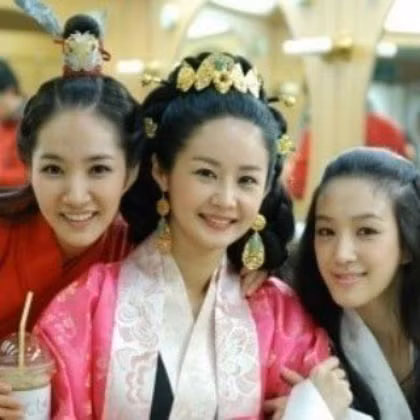 Nữ diễn viên Kim Ga Yeon gặp phải sự chỉ trích từ cộng đồng mạng khi up hình cũ của Park Min Young.