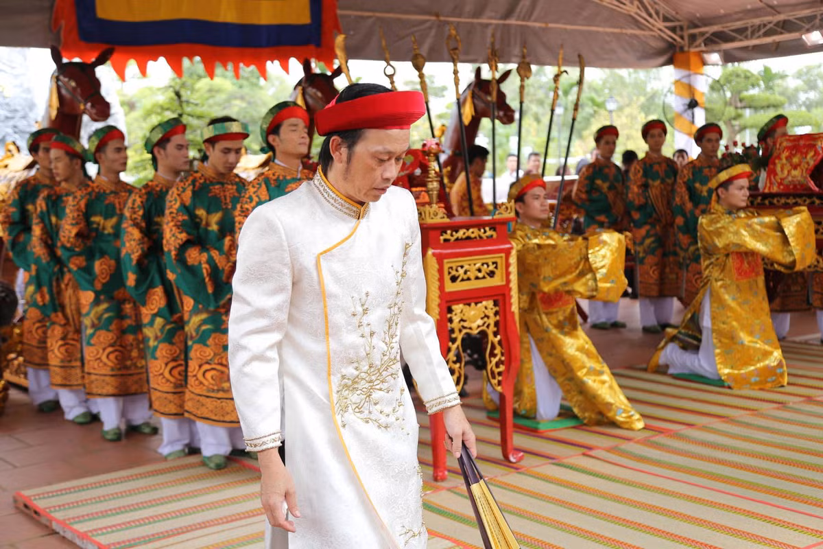 Ngày 20/9 (nhằm ngày 11/8 ÂL), như thường lệ, Hoài Linh lại đứng ra tổ chức lễ cúng Tổ nghề tại đền thờ Tâm linh Việt. Năm nay, lễ cúng Tổ bắt đầu diễn ra từ 13h và kéo dài đến buổi chiều.