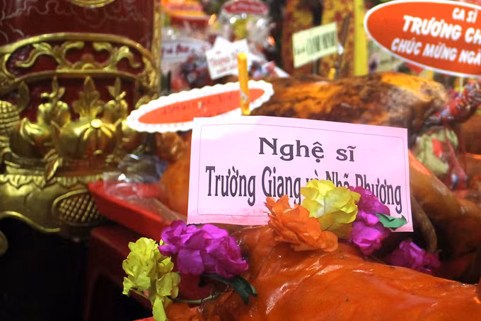 Cũng trong ngày giỗ Tổ, Trường Giang, Nhã Phương đi cúng Tổ chung, dâng mâm lễ cực hoành tráng. Xem video "Người dân tấp nập tới lễ nhà thờ tổ nghề của Hoài Linh". Nguồn Youtube/ VTC14:
