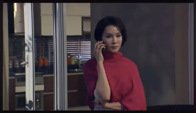 Một cảnh Thanh Mai gọi điện lúc nửa đêm, nữ diễn viên vẫn trang điểm rất kỹ lưỡng.