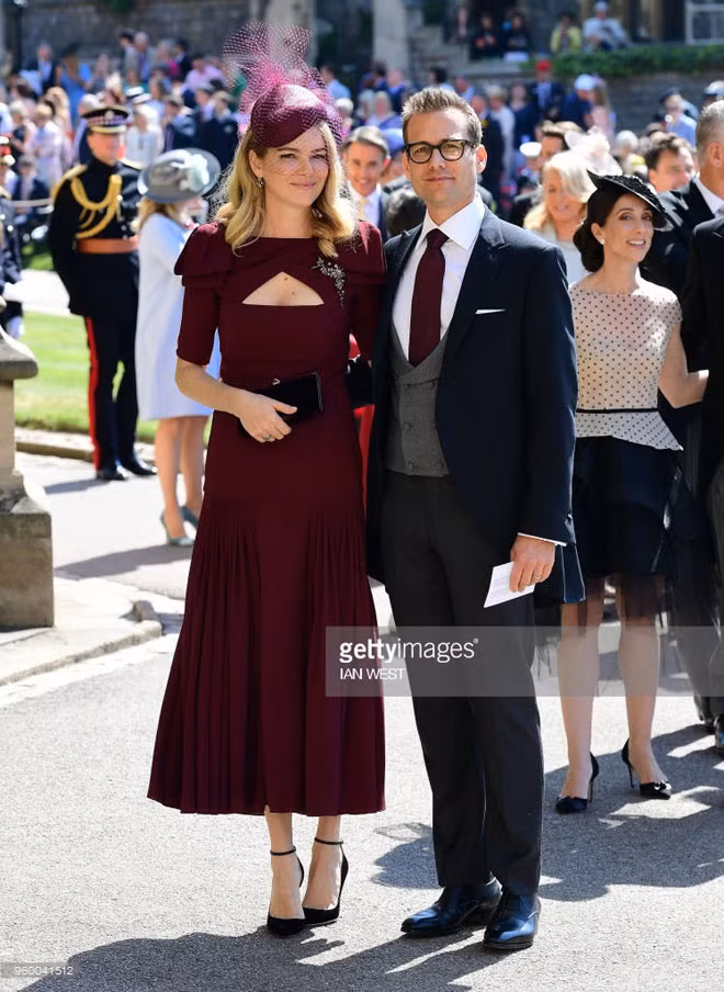 Trong khi đó tài tử Gabriel Macht là bạn thân cô dâu Meghan Markle. Anh đến cùng người vợ xinh đẹp Jacineda Barrett.