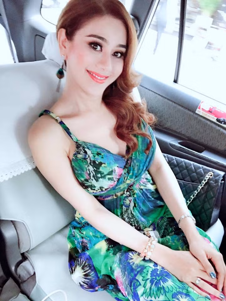 Ngoài những bức hình "đọ sắc" với Hoa hậu, Á hậu Chuyển giới trên thảm đỏ, Lâm Khánh Chi từng chia sẻ những hình ảnh cô thân thiết với hai người đẹp này nhận "bão" like từ cộng đồng.