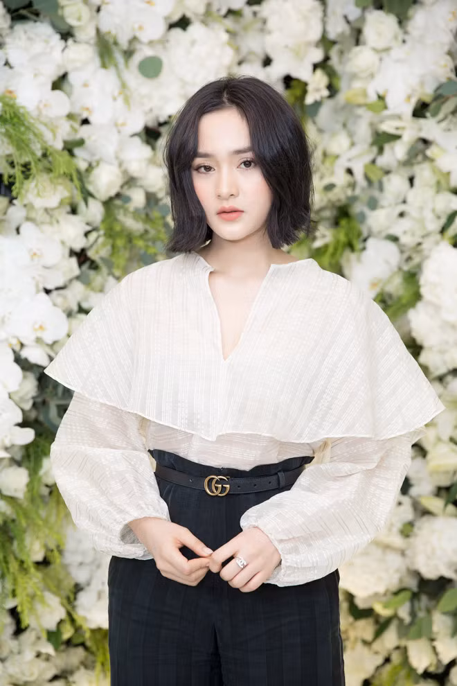 Sau lùm xùm tình cảm với Soobin Hoàng Sơn, thời gian qua, Hiền Hồ hoạt động khá tích cực trong việc ca hát. Tối 25.4, cô cũng vừa phát hành ca khúc mới - Rồi người thương cũng hóa người dưng - và nhận được nhiều lời khen từ khán giả.