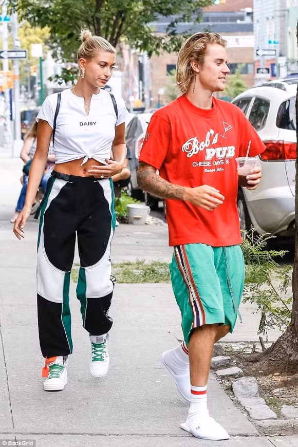 Dinh hon roi Justin Bieber van khong bo duoc thoi quen mac quan tut
