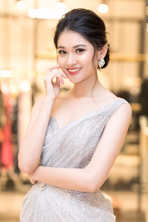 Thùy Dung có vốn tiếng Anh lưu loát, từng đạt 900/990 điểm thi đầu vào Đại học Ngoại thương. Cô cũng theo học thêm tiếng Nhật trong 4 năm là sinh viên.