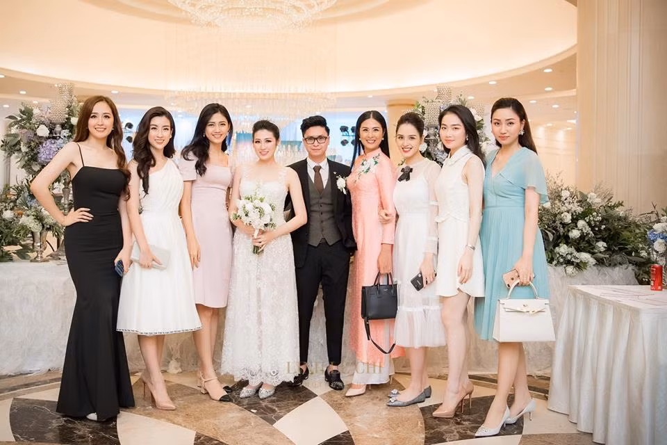 Đám cưới Tú Anh có sự góp mặt của dàn sao khủng. Các người đẹp chụp ảnh kỷ niệm cùng Tú Anh và chú rể.