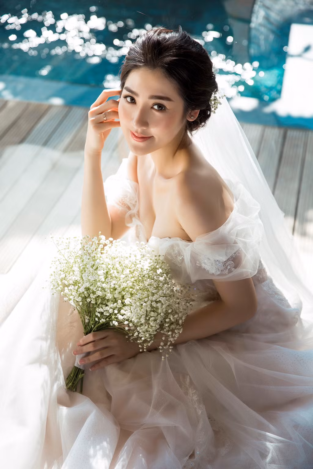 Á hậu Hoa hậu Việt Nam 2012 thay hai bộ váy cưới trong buổi chụp. Trong bộ đầm cúp ngực, Tú Anh khéo khoe vóc dáng gợi cảm. Ảnh: Lê Thiện Viễn.