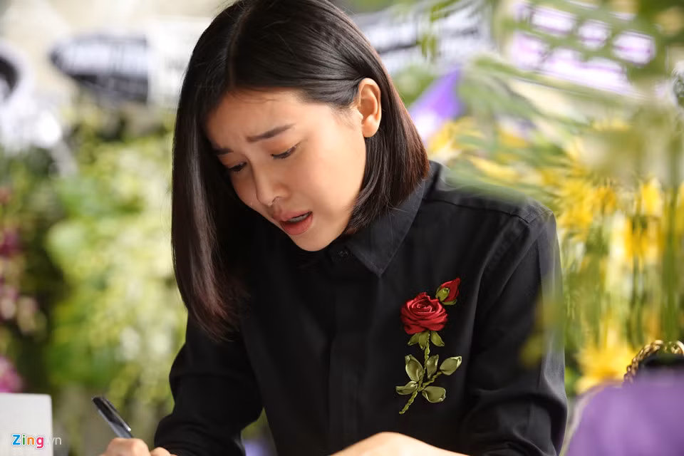 Cao Thái Hà khóc nức nở khi đến đám tang Thanh Hoàng. Cô luôn gọi nghệ sĩ gạo cội là tía, xưng con sau nhiều lần hai người vào vai cha con trên phim.