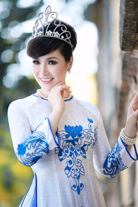 Chưa hết chị còn kết hôn với tiến sĩ toán học Vũ Thiệu Giang, truyền thống gia đình tri thức càng được hun đúc. Bây giờ chồng Phương đang điều hành một công ty liên doanh với Nhật. Hoa hậu Bùi Bích Phương đã có hai con: Gia Hiển (con trai sinh năm 2001) và Phương Anh (con gái - sinh năm 2004). Theo Hoa hậu Bùi Bích Phương, giáo dục gia đình rất quan trọng.