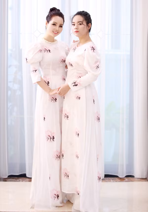 Hai mẹ con Mai Thu Huyền duyên dáng với áo dài cách điệu tay phồng. Ảnh: Trương Đại Dương