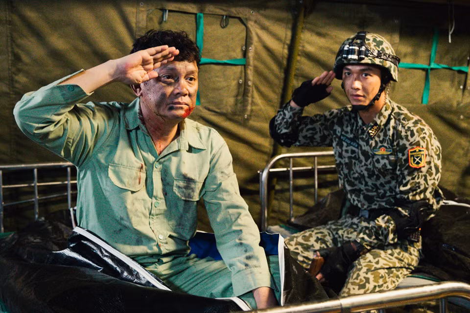 Là nghệ sĩ đàn anh, đàn chú với bề dày kinh nghiệm, Hữu Châu thường xuyên có những góp ý, chỉ dẫn cho các diễn viên trẻ như Song Luân, Khả Ngân, Cao Thái Hà, Hữu Vi. Trong ảnh, nghệ sĩ Hữu Châu đang hướng dẫn Song Luân cách giơ tay chào tiễn biệt theo quy tắc quân đội.