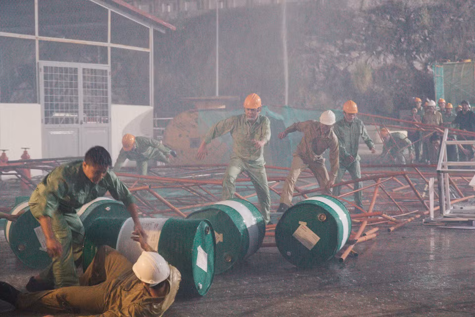 Cảnh quay cuối cùng của Hữu Châu trong phim Hậu duệ mặt trời là lúc nhà máy thủy điện bị sập bởi mưa bão, anh cùng các nhân viên trong nhà máy tháo chạy. Vì để cứu sống những người bị kẹt, nhân vật của anh bị khối bê tông đè trúng.