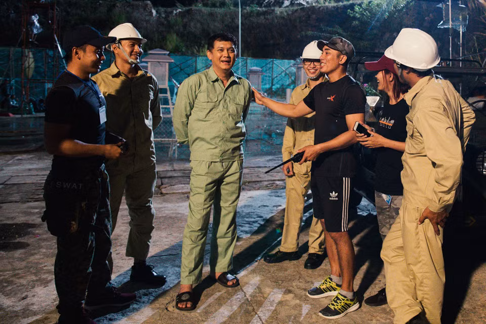 Trong Hậu duệ mặt trời, NSƯT Hữu Châu đảm nhận một vai phụ nhưng khá quan trọng. Nhân vật của anh là Tiến - một nhân viên nhà máy thủy điện hiền lành, nhân từ và sống một mình không có vợ con.