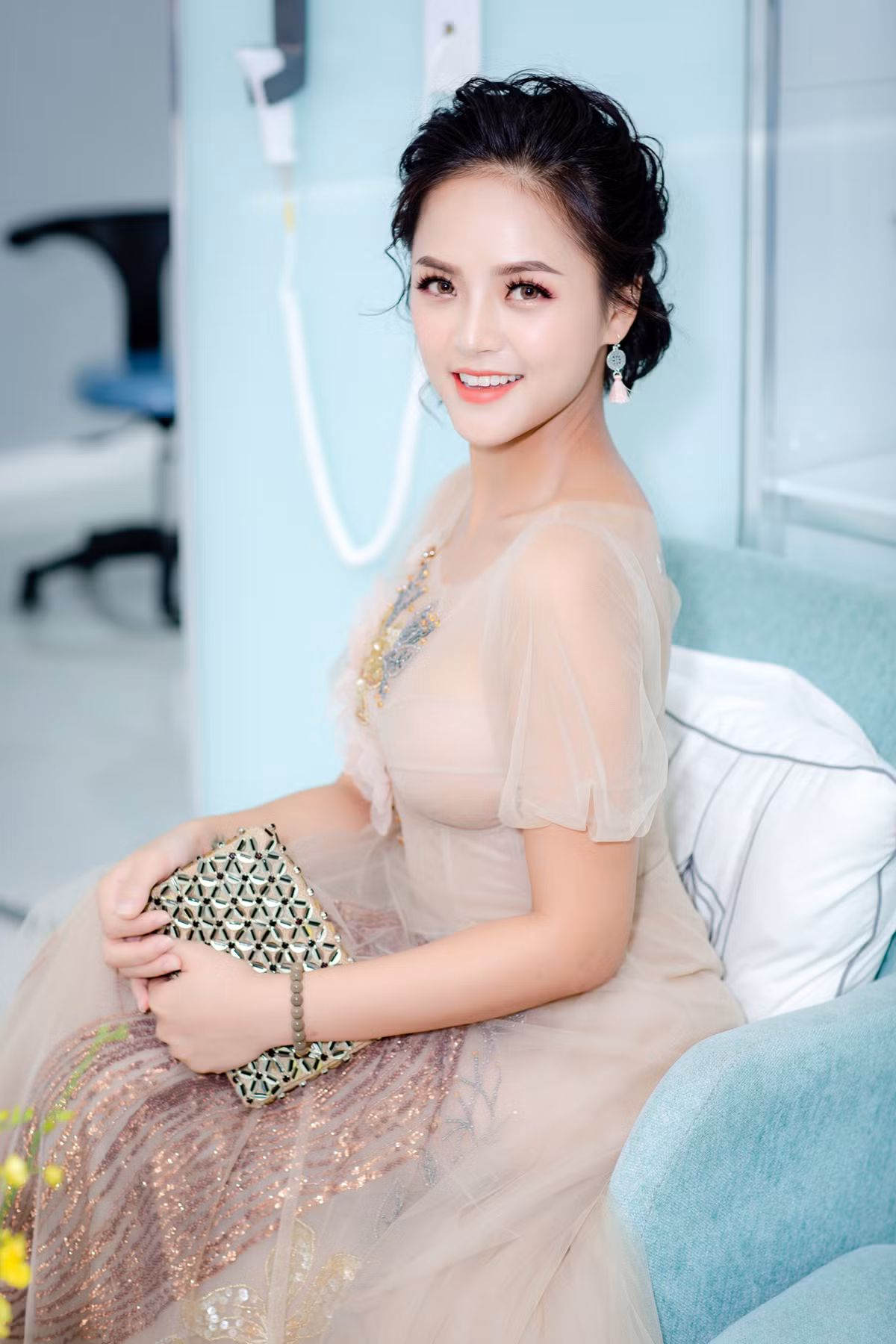 Thời gian qua, sau 2 vai diễn trong "Sống chung với mẹ chồng" và "Quỳnh búp bê", cát-sê và lời mời quảng cáo của Thu Quỳnh tăng đáng kể. Đó cũng là động lực để cô làm mới bản thân để tìm kiếm một nửa cho mình sau cuộc hôn nhân đổ vỡ cùng Chí Nhân.