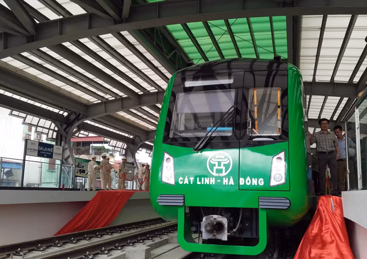 Đây là đoàn tàu có 4 toa, ký hiệu từ HNO1 đến HN04, so với đầu tàu mẫu trước, đoàn tàu chính thức này có hình dáng bên ngoài bắt mắt hơn.