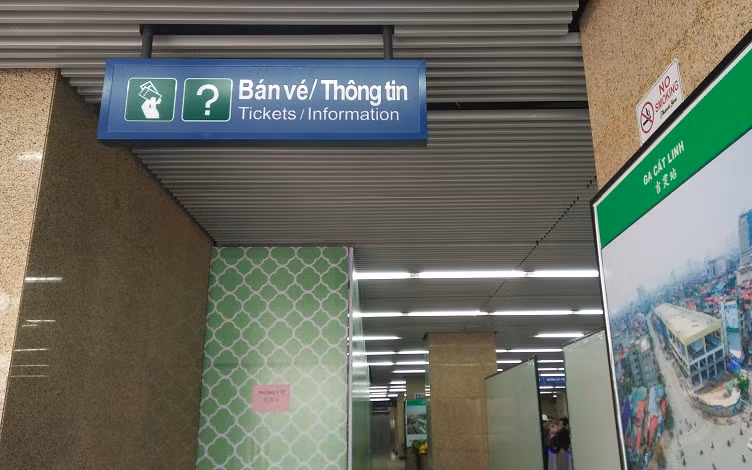 Khu vực quầy bán vé cho khách đi tàu, cùng với phòng y tế trong nhà ga.