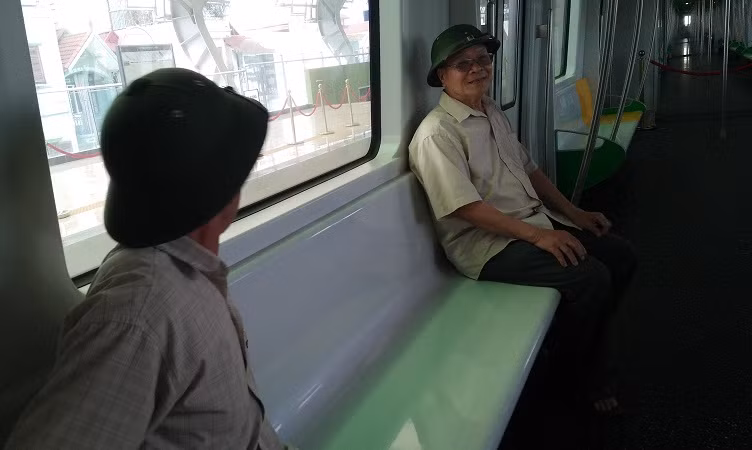 Người dân ngồi thử lên ghế bên trong khoang tàu với tâm trạng vui mừng.