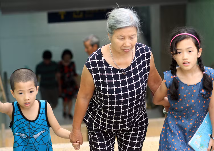 Ngay sau khi nhà ga mẫu La Khê mở cửa, nhiều người dân nhanh chóng kéo nhau đến xem, với tâm trạng háo hức.