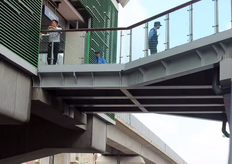 Lực lượng bảo vệ cùng các hướng dẫn viên được ban quản lý bố trí tại nhà ga La Khê nhằm chỉ dẫn, giới thiệu cho người dân đến tham quan.