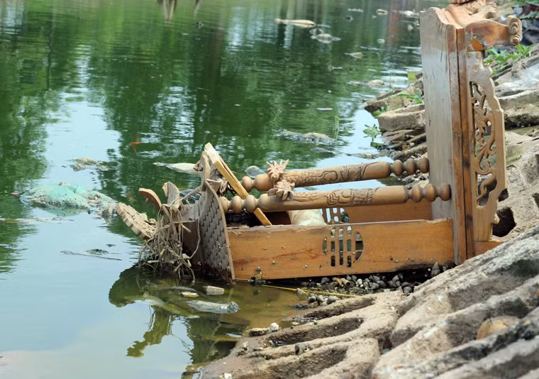 Đủ các loại rác thải mà người dân vứt xuống hồ Đền Lừ gây ô nhiễm môi trường nơi đây.