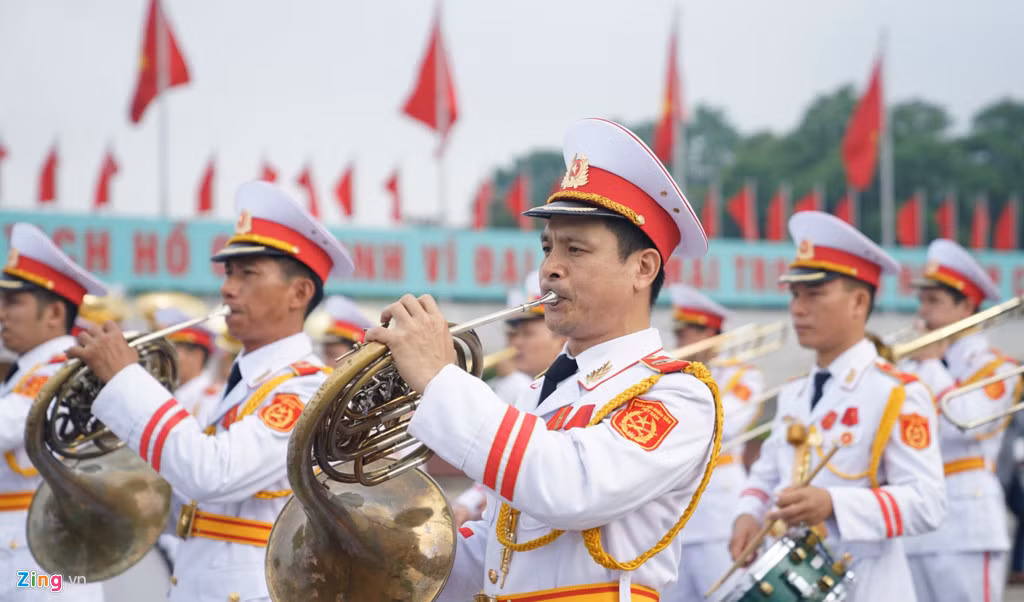 Dàn quân nhạc chuẩn bị cho lễ viếng của đoàn đại biểu Quốc hội khóa XIV.