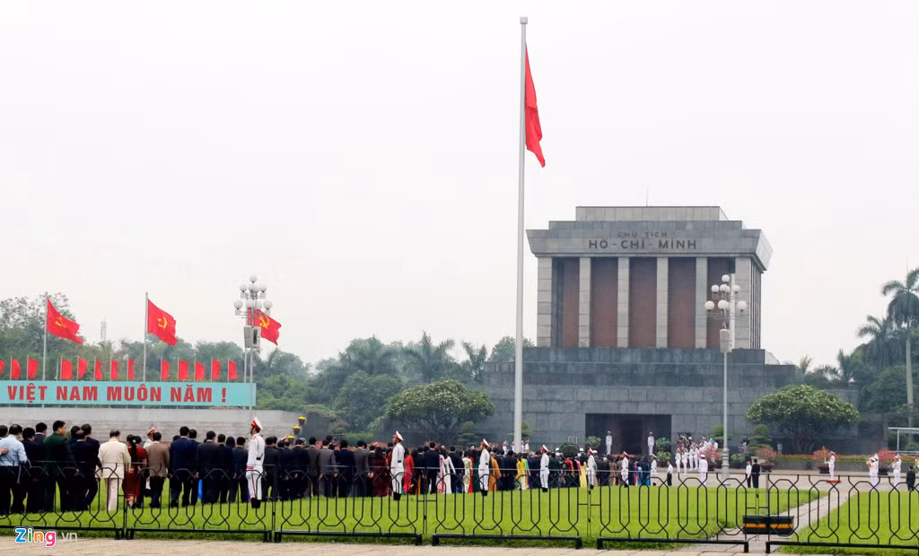 Anh: Dai bieu Quoc hoi vieng Chu tich Ho Chi Minh