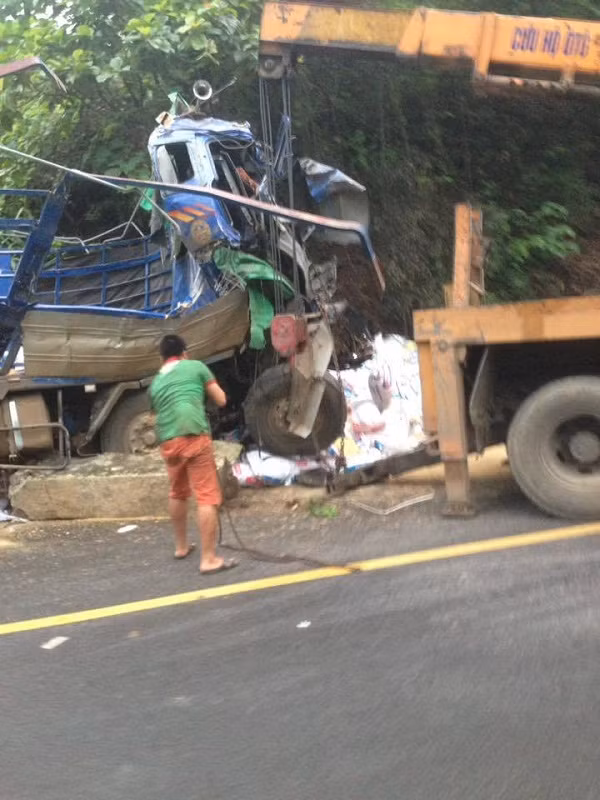 Xe tai dam vao vach nui khien ba nguoi thuong vong o Hoa Binh